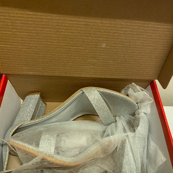 ElElax heels brand new - Picture 4 of 5